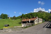 15 Dalla piazzetta-parcheggio si sale 